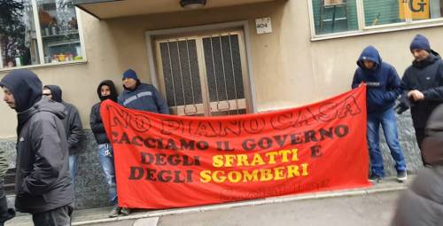 Solo contro Stato e antagonisti: "Due anni per cacciare l'abusivo"