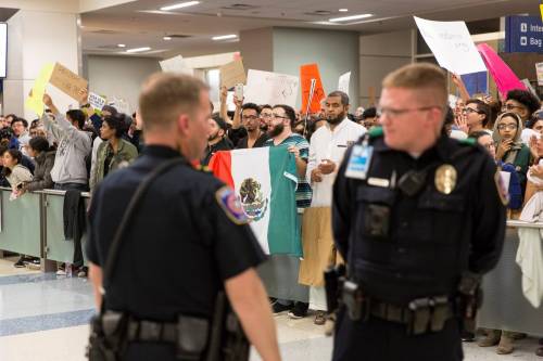 "No al bando dei musulmani". Proteste anti Trump negli aeroporti