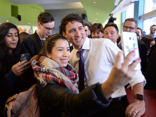 Justin Trudeau posa con gli studenti a Sherbrooke