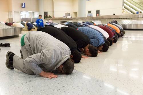 Musulmani pregano all'aeroporto di Dallas per protestare contro Trump