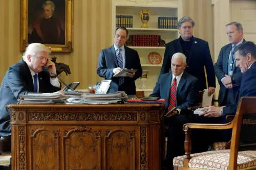 Trump: "No al caos europeo". E in Usa scatta la rivolta buonista