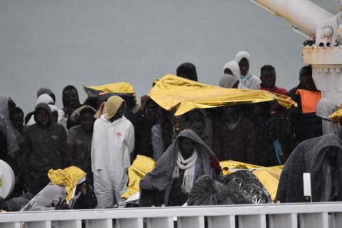 "Migranti costati 54 milioni". Ospitalità ridotta a una notte