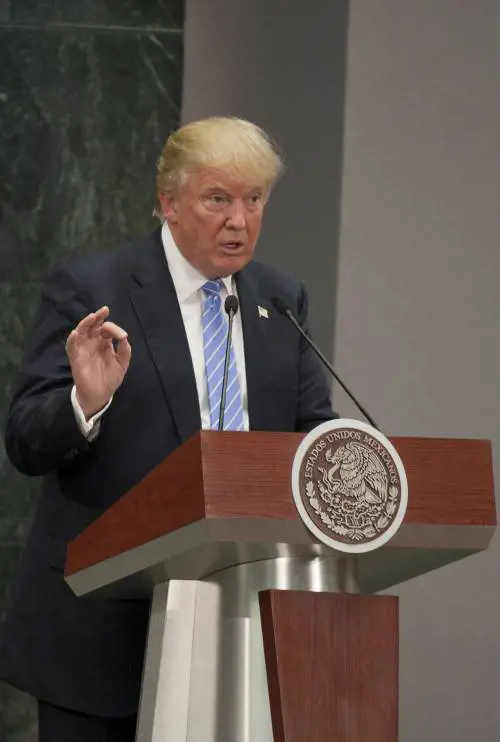 Trump chiude agli immigrati e Rihanna protesta su Twitter: "Sei un maiale immorale"