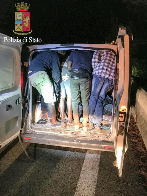 Milano, maxi operazione contro i trafficanti di esseri umani