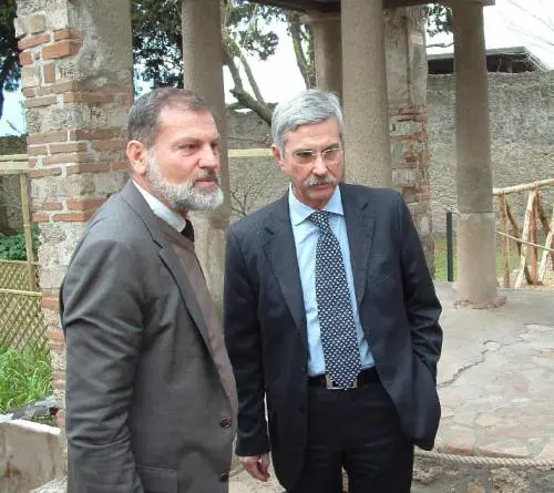 Crolli a Pompei, spunta pure la camorra