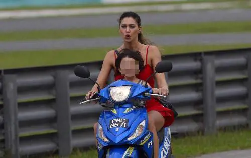 Belen Rodriguez: figlio senza casco, insorgono i social