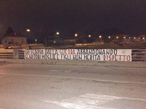 Migranti, striscione di Casapound: "Chi scappa dalla guerra non merita rispetto"