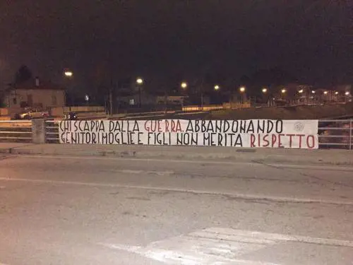 Migranti, striscione di Casapound: "Chi scappa dalla guerra non merita rispetto"