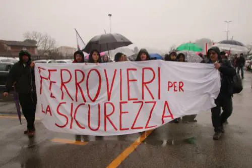 Strage di Viareggio, il corteo dei familiari delle vittime fuori dal tribunale