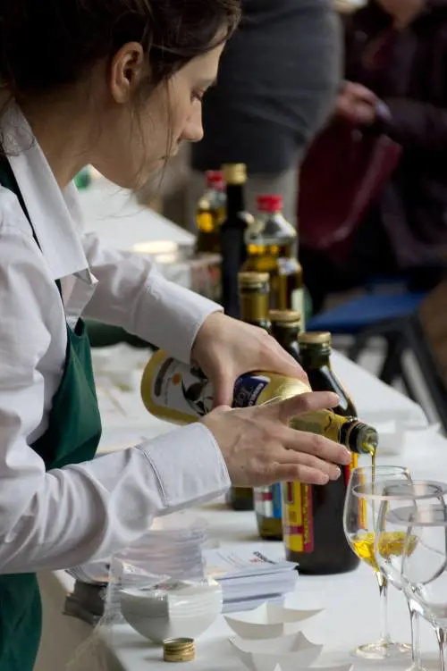 I «sommelier» dell'olio sbarcano alle Stelline, degustazioni e lezioni