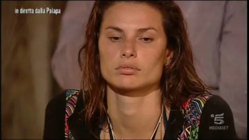 Isola dei Famosi, imbarazzo in diretta: Dayane Mello rimane in topless
