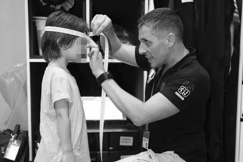 Belen Rodriguez, un casco per Santiago