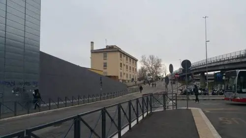 La giunta Raggi tira dritto: entro giugno il Ferrhotel ai migranti