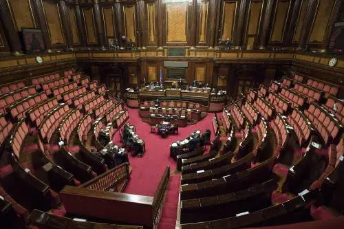 Padoan  parla al Senato ma in Aula ci sono solo tredici senatori