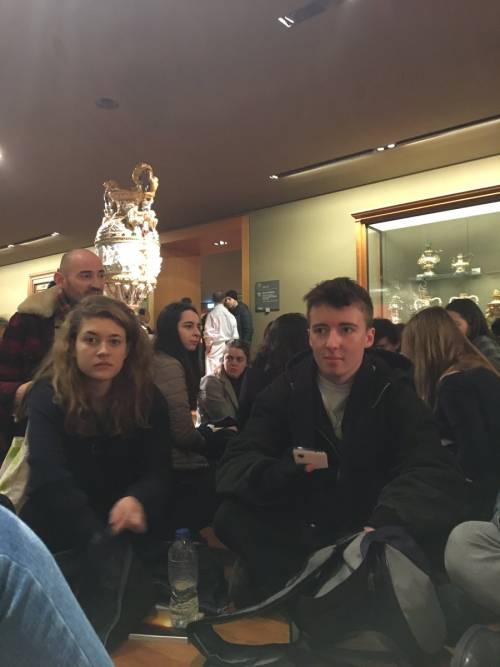 I turisti bloccati dentro il Louvre