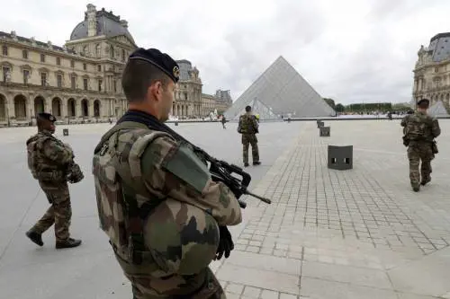 Louvre aperto dopo la paura Tutti i misteri dell'attentatore