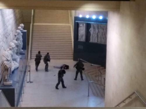 Urla "Allah akbar" al Louvre e attacca gruppo di militari