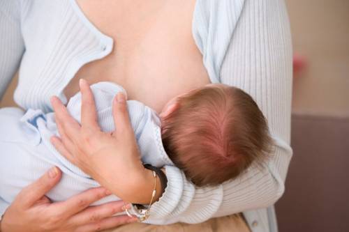 Madia: "Basta divieti alle mamme che allattano al seno". Direttiva vale in tutti gli uffici pubblici