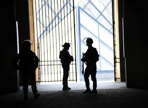 Egiziano, arrivato da Dubai: chi è l'aggressore del Louvre