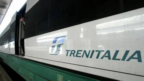 Pavia, un treno Intercity colpito da sassi lanciati dal cavalcavia