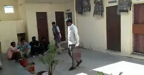 Decapita la moglie con la spada. Poi porta la testa ai poliziotti