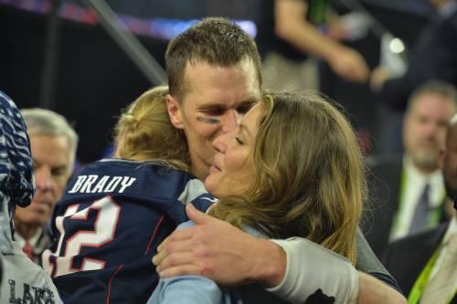 Tom Brady e Gisele Bündchen, il bacio dopo la vittoria del SuperBowl
