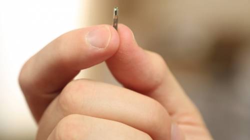 Questa azienda controlla gli impiegati con un chip sottopelle