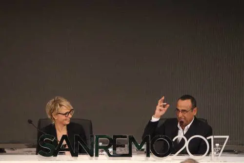 Il Sanremo di Conti e De Filippi: all'Ariston gli "angeli" del sisma