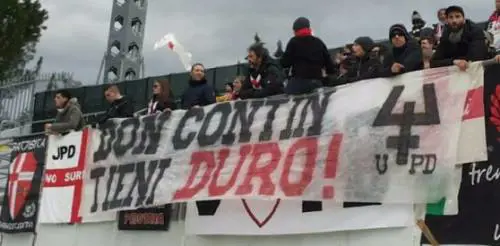 Orge in canonica, gli ultrà del Padova irridono il prete. "Don Contin tieni duro"