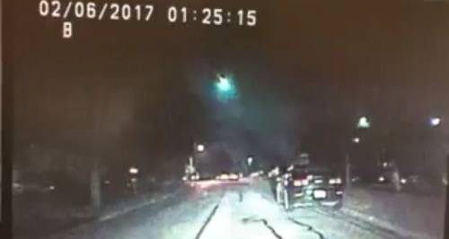 Meteorite illumina il cielo del Midwest, la scia è ripresa dalla polizia