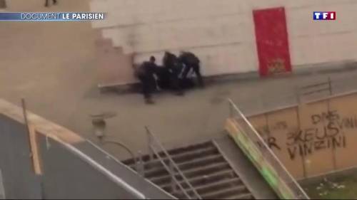 Giovane pestato e violentato dai poliziotti. E a Parigi esplode la protesta