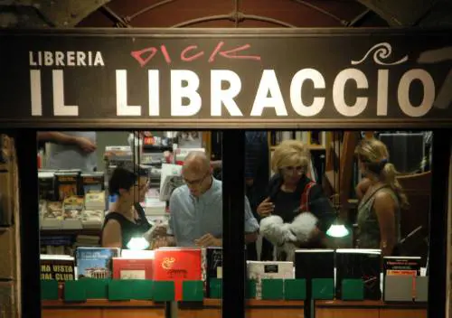 Vietati i déhor per le librerie "Assurdo, si cambi la norma"