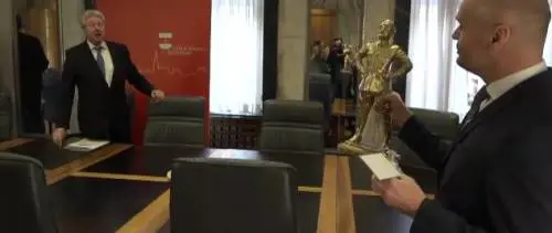 Portano al sindaco Pd la statua di Mussolini, lui la distrugge 