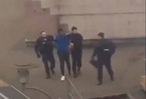 Pestato e stuprato dagli agenti. E la banlieue torna in fiamme