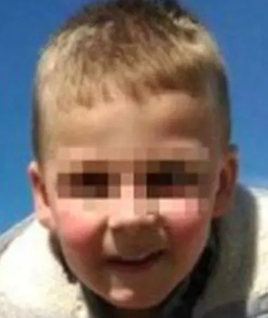 Bimbo fa la pipì a letto. Genitori lo fanno correre nudo e lo uccidono