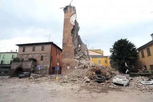 Il governo manda i migranti fra i terremotati dell'Emilia