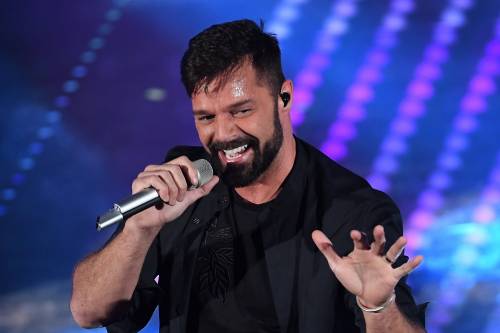 Sanremo, Ricky Martin fa scatenare il pubblico. Ma dalle cuffie non sente niente