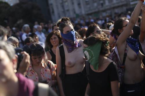 In piazza in topless in Argentina contro le donne oggetto