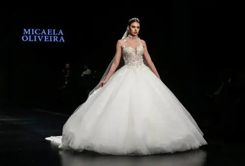 La nuova collezione di abiti da sposa di Micaela Oliveira è super sexy