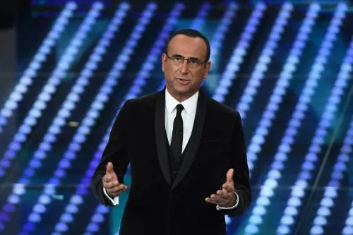 Carlo Conti, polemica sui social dopo il sisma di Ischia. Ma il profilo è fake