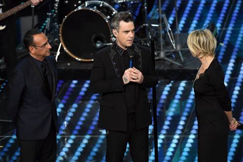 Sanremo, Robbie Williams incanta il teatro Ariston ​e bacia in bocca la De Filippi