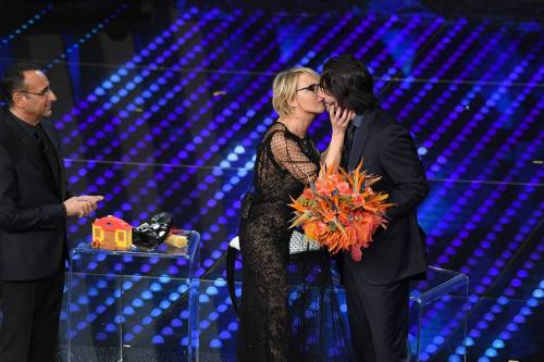 Sanremo 2017: i baci di Maria De Filippi conquistano Twitter