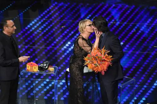 Sanremo 2017: i baci di Maria De Filippi conquistano Twitter
