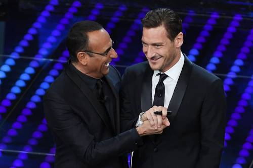 Totti cambia la scaletta a Sanremo: "Canzone preferita? 'Il piccione' di Povia"