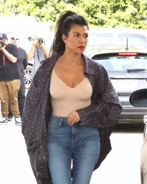Le sorelle Kardashian a spasso con look estremi
