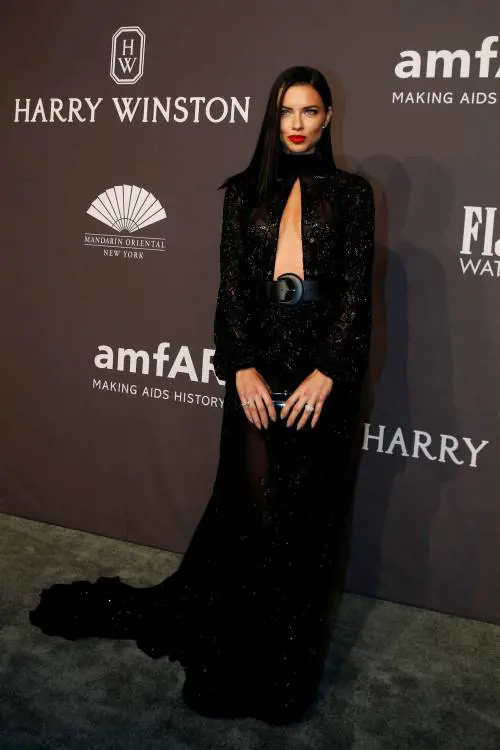 Adriana Lima sexy al gala annuale di AmfAR