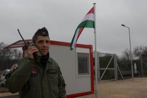 Migranti, l'Ungheria si blinda: un nuovo muro e basi militari al confine