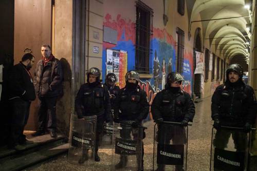 Bologna, scontri all'università Polizia sgombera la biblioteca