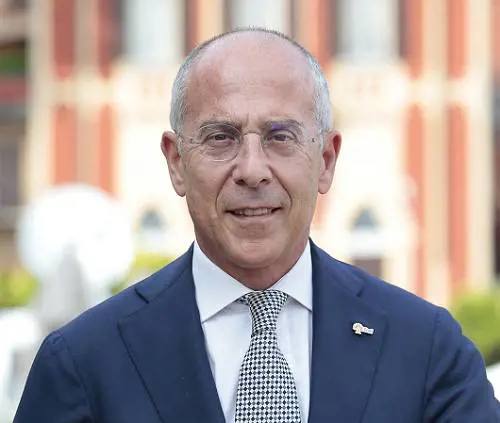 Enel spinge sui margini  e tiene il debito "a bada"