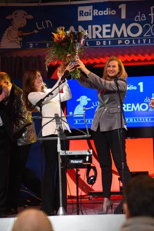 Razzi stecca, prime le azzurre Il Sanremo stonato dei politici 